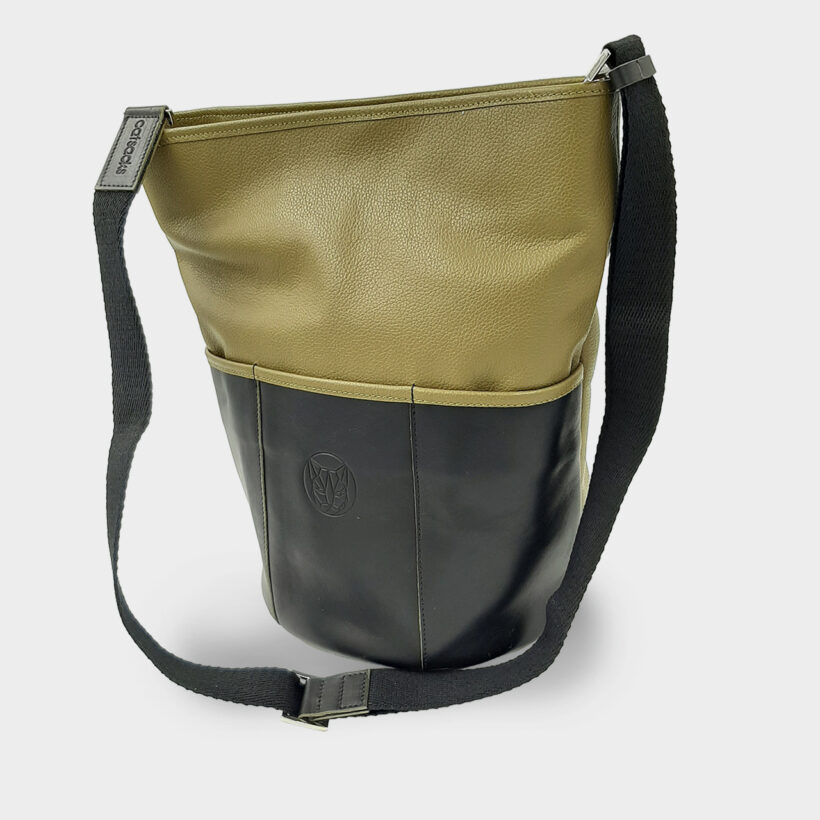 Bolso de piel caqui y negro ONA