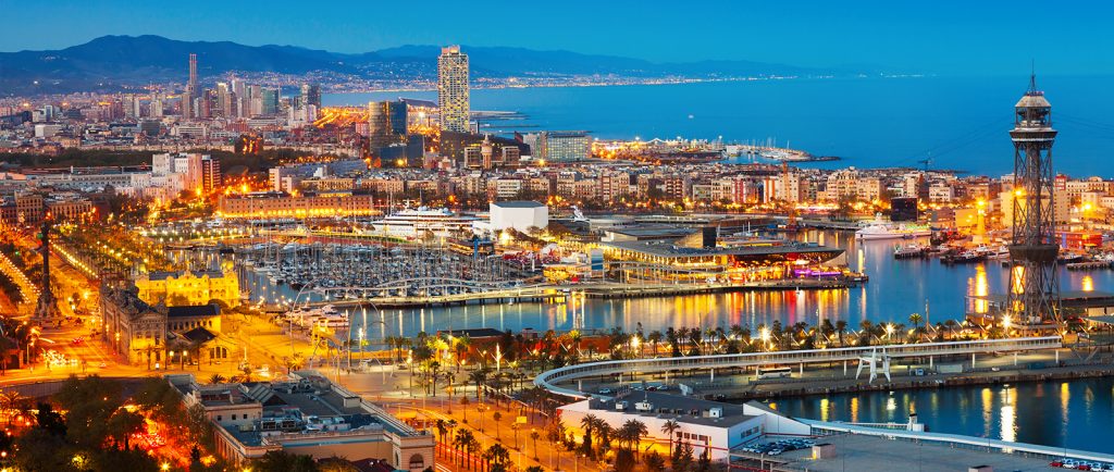 Vista del puerto de Barcelona durante el atardecer. Cataluña, España
